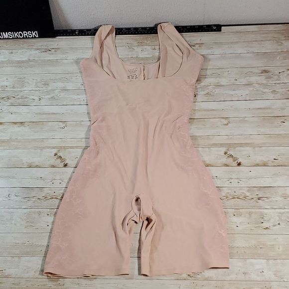 SPANX Red Hot by Spanx Luxe & Lean Open Bust Mid-Thigh Body‎ Shaper 10116R 1X - Picture 3 of 6